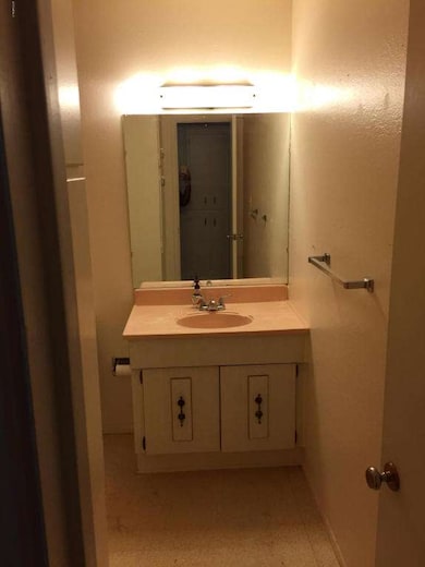 hall bath_2 3836 Rovey