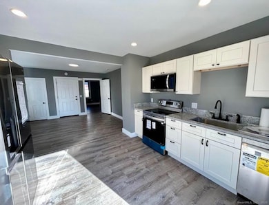 49 Trumbull Ave, Stonington, CT 06378 - photo 2