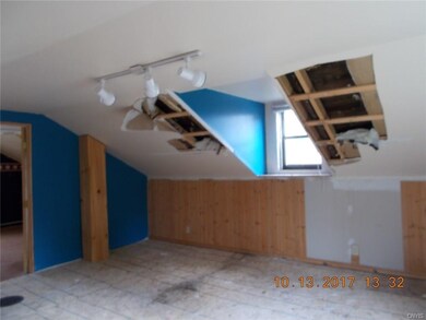 UPSTAIRS BEDROOM