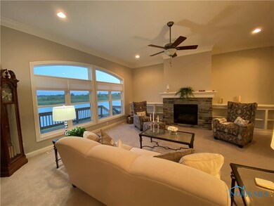  Large, Spacious Living Room with built in books shelves.