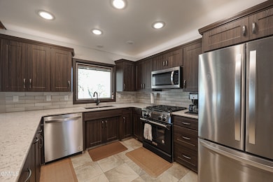 32 Captain Leach Dr, Mandan, ND 58554 - photo 2