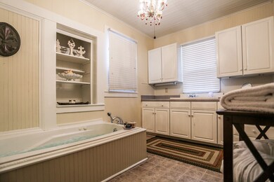 215 W Travis St, Fredericksburg, TX 78624 - photo 4