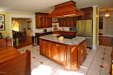 LARGE KITCHEN