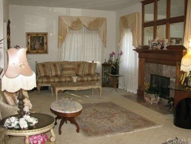 Living Room with fireplace