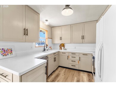 1379 Olympic St, Springfield, OR 97477 - photo 7