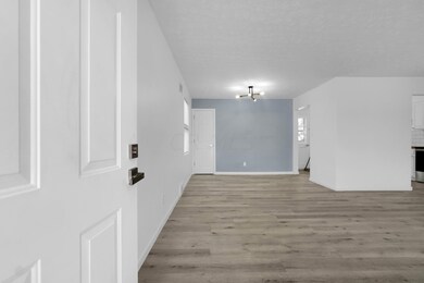 664 Savannah Dr, Columbus, OH 43228 - photo 4