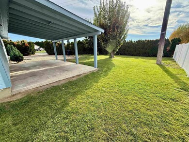 211 W First Ave, Granger, WA 98932 - photo 5