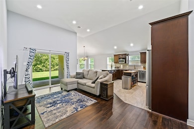 1987 Brentwood Dr, Alvin, TX 77511 - photo 3