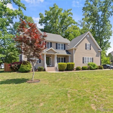 View of front of home featuring a front yard and r