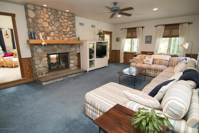 Family Room w Dble Sided FP
