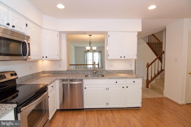 13962 Lightburn Ln, Centreville, VA 20121 - photo 4