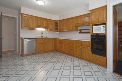 Spacious 17'12' dine in kitchen  Honey oak cabinet