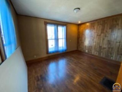 722 SW 8th Ave, Topeka, KS 66603 - photo 2