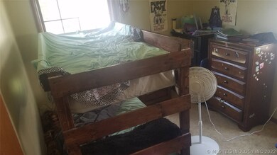 Secondary bedroom.