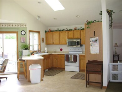 7902 N Robert Dr, Evansville, WI 53536 - photo 3