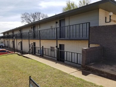 712 N Custer St unit 7, Weatherford, OK 73096 - photo 2