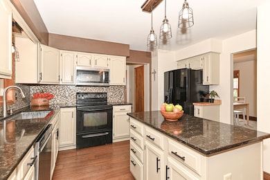 Eat-in Kitchen