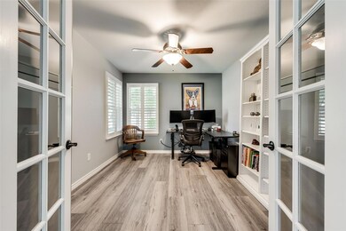 Office with light hardwood / wood-style floors, fr