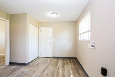 005-photo-dining-room-11187944