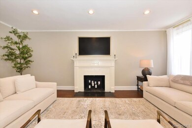 Wychwood unit 6-D, Great Neck, NY 11021 - photo 6