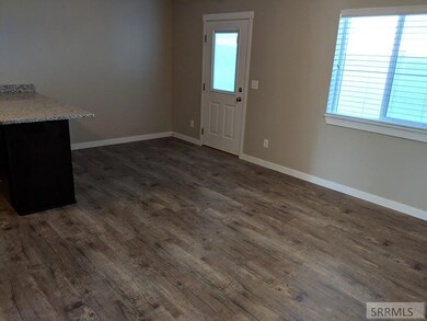 Breakfast Bar and familyroom