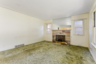 005-Living_Room-5978437-small