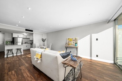 The light and bright living and dining area includ