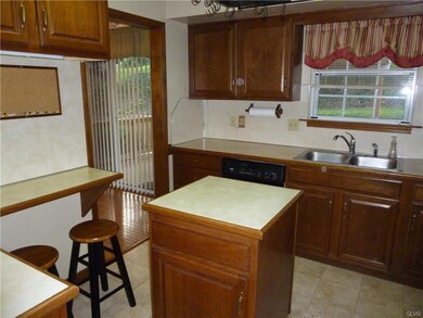 Kitchen Island & Breakfast Bar