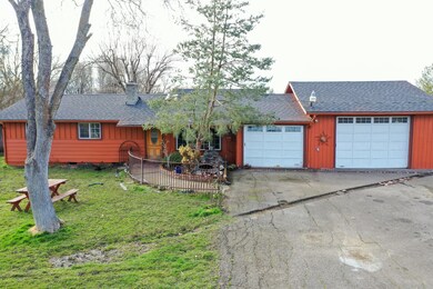 6451 Mcloughlin Dr, Central Point, OR 97502 - photo 2