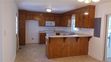 Kitchen w/loads of cabinets