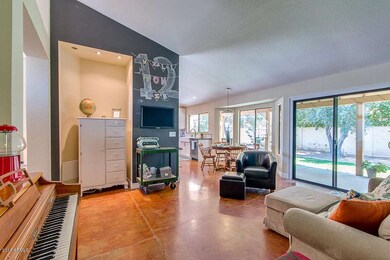 2755 E Leonora