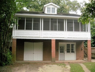 Duplex is located behind main houseDu