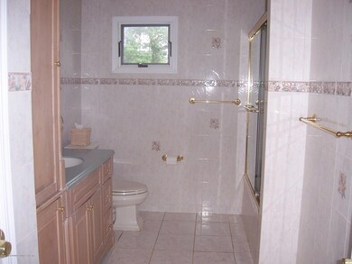 Full Bathroom w/ Jacuzzi