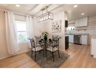 712 E 15th St, the Dalles, OR 97058 - photo 5