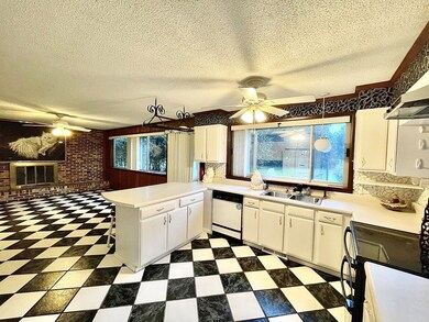 1512 E College St, Bainbridge, GA 39819 - photo 4