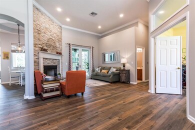 32755462_home_living_room_7