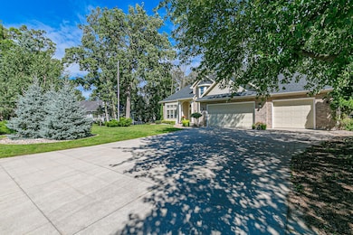 1055 Timber Run Dr, Neenah, WI 54956 - photo 2