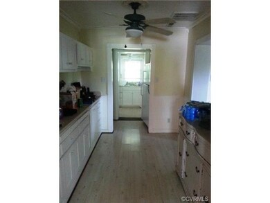 Butler pantry/Storage between Kitchen and dining R