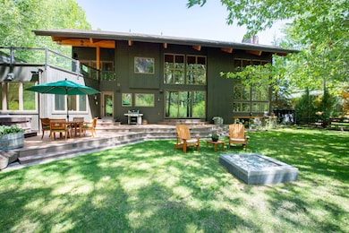 Backyard w/ fire pit- summer