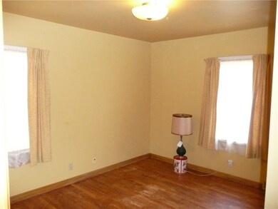 Front bedroom w/hardwood