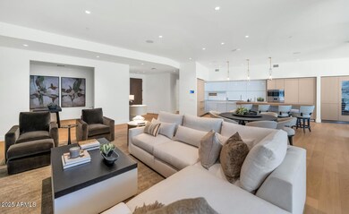 5000 N Camelback Ridge Dr-large-008-017-