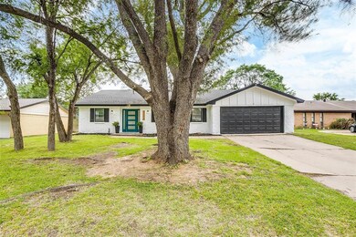 2208 Nottingham Dr, Bedford, TX 76022 - photo 2