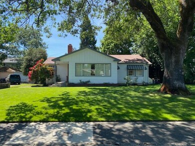 325 SW Burgess St, Grants Pass, OR 97526 - photo 2