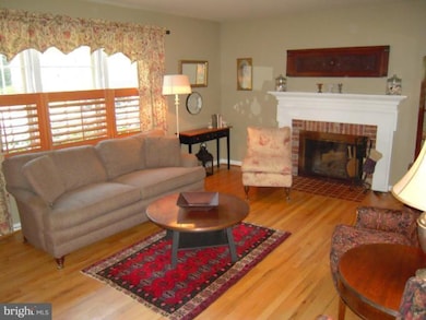 1909 Rampart Dr, Alexandria, VA 22308 - photo 5