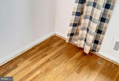 1002 Foxcroft Ln, Essex, MD 21221 - photo 4