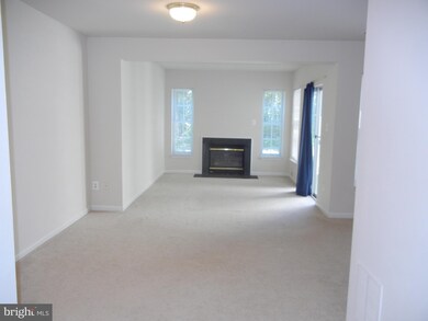 25239 Dunvegan Square, Chantilly, VA 20152 - photo 3