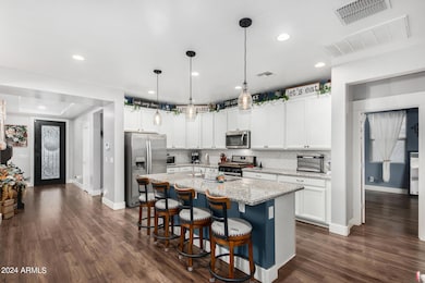 Large Island w/ Breakfast Bar