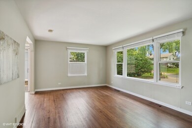 906 Hickory Ln, Naperville, IL 60540 - photo 2