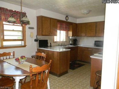This bright and sunshiny kitchen features plenty o