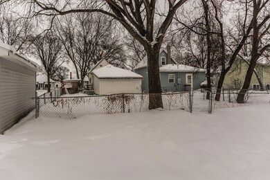 925 N 4th St Grand Forks ND-print-014-15